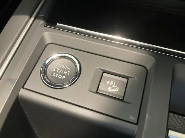 シトロエン シトロエン Ｃ５ エアクロス シャインパック ブルーHDi 熊本県 2023(令5)年 0.4万km ブランナクレ ・スマートキー/・プッシュスタート/・パノラマサンルーフ/・アクティブセーフティブレーキ/・トラフィックサインインドメーション/・疲労検知/・ブラインドスポットモニター/・パーキングアシスト/・パーキングセンサー/・インテリジェントハイビーム/・クルーズコントロール(追従式)/・黒革シート/・D席パワーシート/・前席シートヒーター /・純正ディスプレイオーディオ/　【Bluetooth・USB・AppleCarPlay・AndroidAuto】/・バックカメラ/・左サイドカメラ/・ETC/・ドライブレコーダー(前後録画)/・パワーバックドア/・LEDヘッドランプ/・LEDフォグランプ/・純正マット