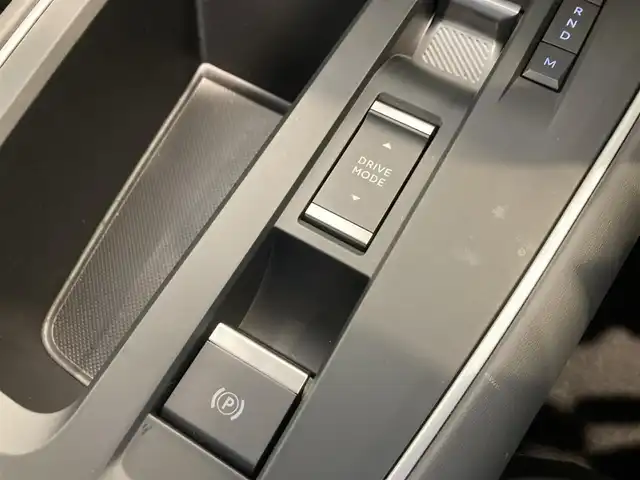 シトロエン シトロエン Ｃ５ エアクロス シャインパック ブルーHDi 熊本県 2023(令5)年 0.4万km ブランナクレ ・スマートキー/・プッシュスタート/・パノラマサンルーフ/・アクティブセーフティブレーキ/・トラフィックサインインドメーション/・疲労検知/・ブラインドスポットモニター/・パーキングアシスト/・パーキングセンサー/・インテリジェントハイビーム/・クルーズコントロール(追従式)/・黒革シート/・D席パワーシート/・前席シートヒーター /・純正ディスプレイオーディオ/　【Bluetooth・USB・AppleCarPlay・AndroidAuto】/・バックカメラ/・左サイドカメラ/・ETC/・ドライブレコーダー(前後録画)/・パワーバックドア/・LEDヘッドランプ/・LEDフォグランプ/・純正マット