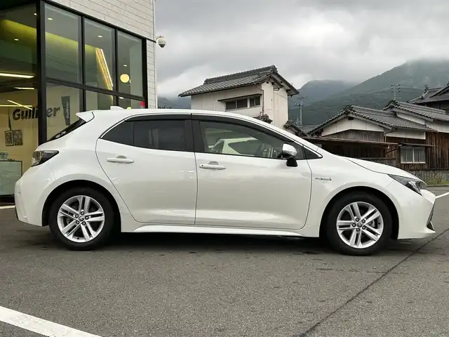 トヨタ カローラ スポーツ ハイブリッドG 愛媛県 2019(令1)年 3.1万km ホワイトパールクリスタルシャイン ワンオーナー/純正ディスプレイオーディオ(ナビ登録済み)/Bluetooth/USB/バックカメラ/ビルトインETC/ドライブレコーダー/トヨタセーフティセンス/アダクティブクルーズコントロール/プリクラッシュセーフティ/ブラインドスポットモニター/リヤクロストラフィックアラート/レーンキープアシストシステム/パーキングサポートブレーキ/ロードサインアシスト/LEDヘッドライト/オートライト/オートマチックハイビーム/電動パーキング/オートホールド/ドライブモード/純正16インチアルミホイール/純正フロアマット/純正ドアバイザー/トノカバー/プッシュスタート/スマートキー/スペアキー１本/保証書/取扱説明書