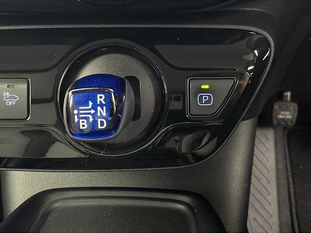 トヨタ プリウス Sツーリングセレクション 埼玉県 2019(令1)年 6.5万km ホワイトパールクリスタルシャイン モデリスタエアロ　/純正9インチナビ　/　　AM/FM/CD/DVD/BT/バックカメラ　/シートヒーター　/ビルトインETC　/レーダークルーズコントロール　/衝突軽減システム　/オートマティックハイビーム/レーンキープアシスト/コーナーセンサー/プッシュスタート/純正17インチアルミホイール　/純正フロアマット/ドアバイザー/トノカバー/フロントフォグランプ/LEDヘッドライト/ウィンカーミラー