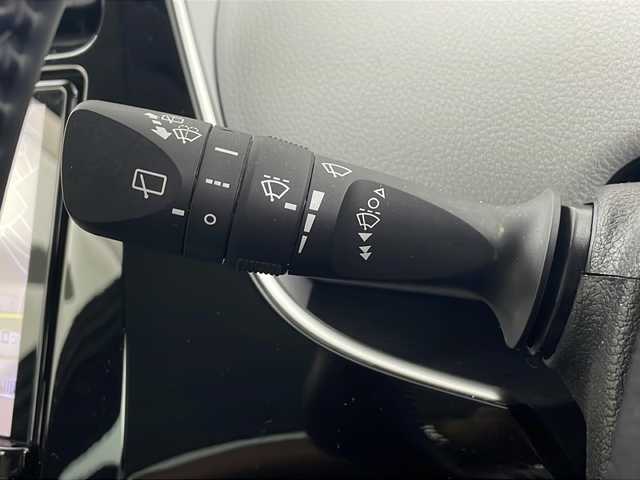 トヨタ プリウス Sツーリングセレクション 埼玉県 2019(令1)年 6.5万km ホワイトパールクリスタルシャイン モデリスタエアロ　/純正9インチナビ　/　　AM/FM/CD/DVD/BT/バックカメラ　/シートヒーター　/ビルトインETC　/レーダークルーズコントロール　/衝突軽減システム　/オートマティックハイビーム/レーンキープアシスト/コーナーセンサー/プッシュスタート/純正17インチアルミホイール　/純正フロアマット/ドアバイザー/トノカバー/フロントフォグランプ/LEDヘッドライト/ウィンカーミラー