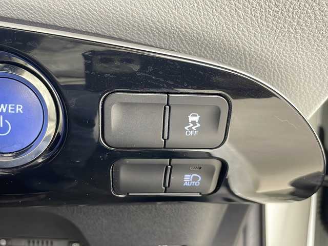 トヨタ プリウス Sツーリングセレクション 埼玉県 2019(令1)年 6.5万km ホワイトパールクリスタルシャイン モデリスタエアロ　/純正9インチナビ　/　　AM/FM/CD/DVD/BT/バックカメラ　/シートヒーター　/ビルトインETC　/レーダークルーズコントロール　/衝突軽減システム　/オートマティックハイビーム/レーンキープアシスト/コーナーセンサー/プッシュスタート/純正17インチアルミホイール　/純正フロアマット/ドアバイザー/トノカバー/フロントフォグランプ/LEDヘッドライト/ウィンカーミラー