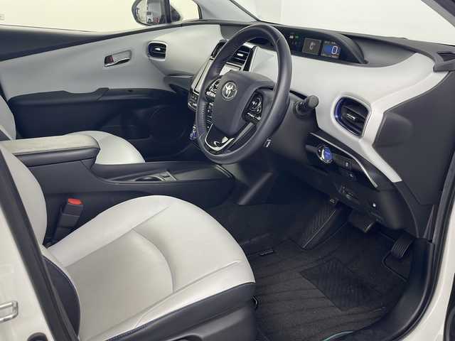 トヨタ プリウス Sツーリングセレクション 埼玉県 2019(令1)年 6.5万km ホワイトパールクリスタルシャイン モデリスタエアロ　/純正9インチナビ　/　　AM/FM/CD/DVD/BT/バックカメラ　/シートヒーター　/ビルトインETC　/レーダークルーズコントロール　/衝突軽減システム　/オートマティックハイビーム/レーンキープアシスト/コーナーセンサー/プッシュスタート/純正17インチアルミホイール　/純正フロアマット/ドアバイザー/トノカバー/フロントフォグランプ/LEDヘッドライト/ウィンカーミラー