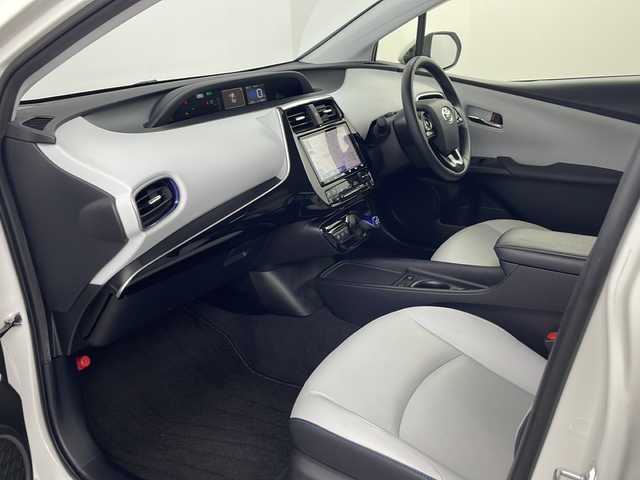 トヨタ プリウス Sツーリングセレクション 埼玉県 2019(令1)年 6.5万km ホワイトパールクリスタルシャイン モデリスタエアロ　/純正9インチナビ　/　　AM/FM/CD/DVD/BT/バックカメラ　/シートヒーター　/ビルトインETC　/レーダークルーズコントロール　/衝突軽減システム　/オートマティックハイビーム/レーンキープアシスト/コーナーセンサー/プッシュスタート/純正17インチアルミホイール　/純正フロアマット/ドアバイザー/トノカバー/フロントフォグランプ/LEDヘッドライト/ウィンカーミラー
