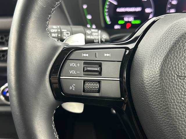 ホンダ ＺＲ－Ｖ ハイブリッド e:HEV Z 愛知県 2023(令5)年 1.2万km プラチナホワイトパール 禁煙車/４WD/純正9インチナビ/（AM/FM/USB/フルセグTV/Bluetooth）/全方位カメラ/BOSEサウンド/ワイヤレス充電/シーケンシャルウインカー/ホンダセンシング/・衝突軽減ブレーキ/・先行車発進お知らせ機能/・レーンキープアシスト/・ブラインドスポットモニター/・標識認識機能/・パーキングセンサー/・レーダークルーズコントロール/・オートマチックハイビーム/ETC2.0/レザーシート/全席シートヒーター/パワーシート/メモリシート/ステアリングヒーター/革巻きステアリング/パワーバックドア/ダウンヒルアシスト/パドルシフト/純正18インチアルミホイール/スマートキー/スペアキー有/プッシュスタート/LEDヘッドライト/オートライト/ワンタッチウインカー/横滑り防止装置/電動格納ミラー