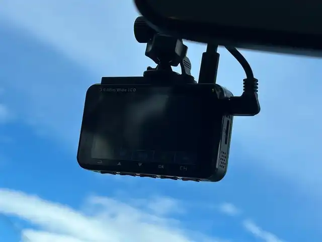 トヨタ プリウス ＰＨＶ S GRスポーツ 兵庫県 2020(令2)年 4.2万km プラチナホワイトパールマイカ 純正SDナビ、TV/-Bluetooth/フルセグ/CD/DVD/バックカメラ/トヨタセーフティセンス/・レーンキープアシスト/・レーダークルーズコントロール/・プリクラッシュセーフティ/LEDヘッドライト/前席シートヒーター/純正１８インチアルミホイール/横滑り防止装置/盗難防止装置/ステアリングスイッチ/ドライブレコーダー/ETC/プッシュスタート/スマートキー