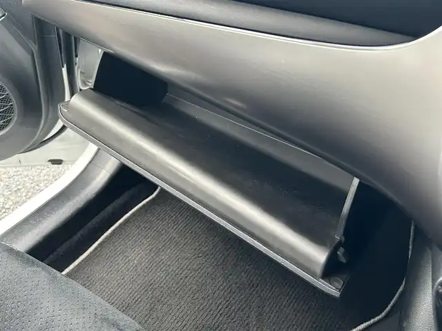 トヨタ プリウス ＰＨＶ S GRスポーツ 兵庫県 2020(令2)年 4.2万km プラチナホワイトパールマイカ 純正SDナビ、TV/-Bluetooth/フルセグ/CD/DVD/バックカメラ/トヨタセーフティセンス/・レーンキープアシスト/・レーダークルーズコントロール/・プリクラッシュセーフティ/LEDヘッドライト/前席シートヒーター/純正１８インチアルミホイール/横滑り防止装置/盗難防止装置/ステアリングスイッチ/ドライブレコーダー/ETC/プッシュスタート/スマートキー