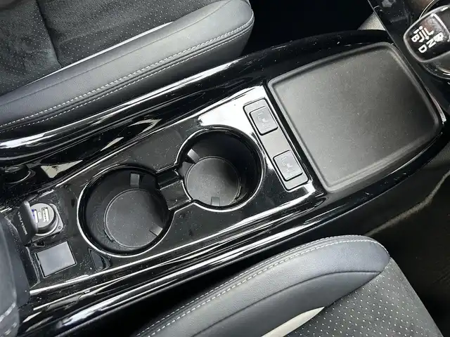 トヨタ プリウス ＰＨＶ S GRスポーツ 兵庫県 2020(令2)年 4.2万km プラチナホワイトパールマイカ 純正SDナビ、TV/-Bluetooth/フルセグ/CD/DVD/バックカメラ/トヨタセーフティセンス/・レーンキープアシスト/・レーダークルーズコントロール/・プリクラッシュセーフティ/LEDヘッドライト/前席シートヒーター/純正１８インチアルミホイール/横滑り防止装置/盗難防止装置/ステアリングスイッチ/ドライブレコーダー/ETC/プッシュスタート/スマートキー