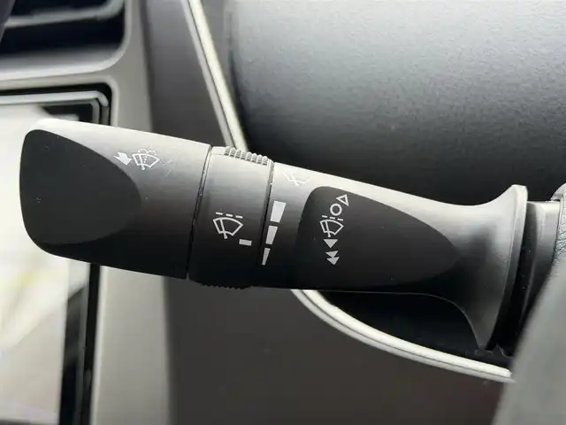 トヨタ プリウス ＰＨＶ S GRスポーツ 兵庫県 2020(令2)年 4.2万km プラチナホワイトパールマイカ 純正SDナビ、TV/-Bluetooth/フルセグ/CD/DVD/バックカメラ/トヨタセーフティセンス/・レーンキープアシスト/・レーダークルーズコントロール/・プリクラッシュセーフティ/LEDヘッドライト/前席シートヒーター/純正１８インチアルミホイール/横滑り防止装置/盗難防止装置/ステアリングスイッチ/ドライブレコーダー/ETC/プッシュスタート/スマートキー