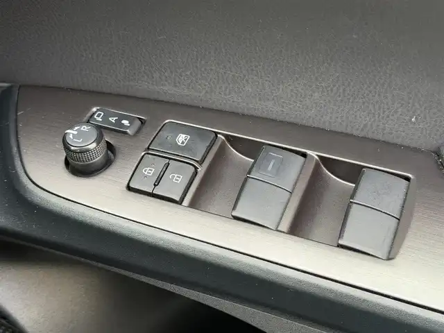 トヨタ プリウス ＰＨＶ S GRスポーツ 兵庫県 2020(令2)年 4.2万km プラチナホワイトパールマイカ 純正SDナビ、TV/-Bluetooth/フルセグ/CD/DVD/バックカメラ/トヨタセーフティセンス/・レーンキープアシスト/・レーダークルーズコントロール/・プリクラッシュセーフティ/LEDヘッドライト/前席シートヒーター/純正１８インチアルミホイール/横滑り防止装置/盗難防止装置/ステアリングスイッチ/ドライブレコーダー/ETC/プッシュスタート/スマートキー