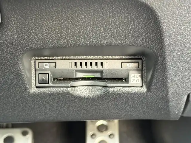 トヨタ プリウス ＰＨＶ S GRスポーツ 兵庫県 2020(令2)年 4.2万km プラチナホワイトパールマイカ 純正SDナビ、TV/-Bluetooth/フルセグ/CD/DVD/バックカメラ/トヨタセーフティセンス/・レーンキープアシスト/・レーダークルーズコントロール/・プリクラッシュセーフティ/LEDヘッドライト/前席シートヒーター/純正１８インチアルミホイール/横滑り防止装置/盗難防止装置/ステアリングスイッチ/ドライブレコーダー/ETC/プッシュスタート/スマートキー