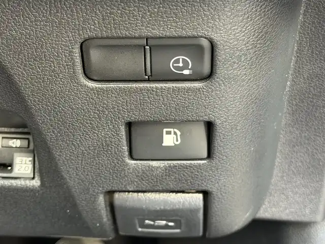 トヨタ プリウス ＰＨＶ S GRスポーツ 兵庫県 2020(令2)年 4.2万km プラチナホワイトパールマイカ 純正SDナビ、TV/-Bluetooth/フルセグ/CD/DVD/バックカメラ/トヨタセーフティセンス/・レーンキープアシスト/・レーダークルーズコントロール/・プリクラッシュセーフティ/LEDヘッドライト/前席シートヒーター/純正１８インチアルミホイール/横滑り防止装置/盗難防止装置/ステアリングスイッチ/ドライブレコーダー/ETC/プッシュスタート/スマートキー