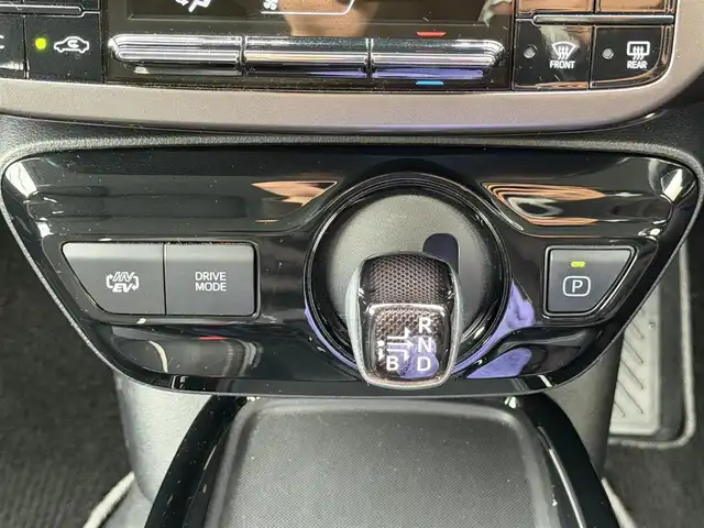 トヨタ プリウス ＰＨＶ S GRスポーツ 兵庫県 2020(令2)年 4.2万km プラチナホワイトパールマイカ 純正SDナビ、TV/-Bluetooth/フルセグ/CD/DVD/バックカメラ/トヨタセーフティセンス/・レーンキープアシスト/・レーダークルーズコントロール/・プリクラッシュセーフティ/LEDヘッドライト/前席シートヒーター/純正１８インチアルミホイール/横滑り防止装置/盗難防止装置/ステアリングスイッチ/ドライブレコーダー/ETC/プッシュスタート/スマートキー