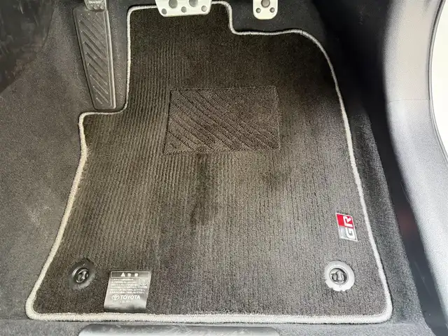 トヨタ プリウス ＰＨＶ S GRスポーツ 兵庫県 2020(令2)年 4.2万km プラチナホワイトパールマイカ 純正SDナビ、TV/-Bluetooth/フルセグ/CD/DVD/バックカメラ/トヨタセーフティセンス/・レーンキープアシスト/・レーダークルーズコントロール/・プリクラッシュセーフティ/LEDヘッドライト/前席シートヒーター/純正１８インチアルミホイール/横滑り防止装置/盗難防止装置/ステアリングスイッチ/ドライブレコーダー/ETC/プッシュスタート/スマートキー