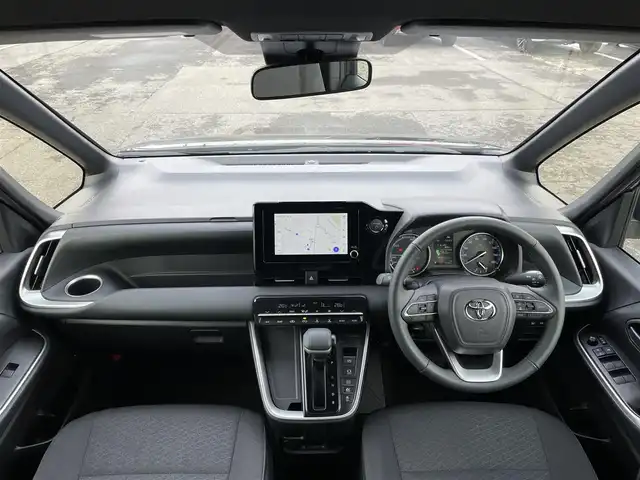 トヨタ ヴォクシー ハイブリッド S－G 道央・札幌 2025(令7)年 1.1万km グリッターブラックガラスフレーク ４WD/寒冷地仕様/純正ディスプレイオーディオ（ナビ付）/AM/FM/BT/トヨタセーフティセンス/プリクラッシュセーフティ/横滑り防止装置/レーダークルーズコントロール/レーンキープアシスト/パーキングアシスト/プロアクティブドライビングアシスト/パーキングサポートブレーキ/ロードサインアシスト/クリアランスソナー/バックカメラ/ビルトインETC2.0/EVMODE/DRIVEMODE切替/ワイパーデアイサー/片側パワースライドドア/革巻きステアリング/ステアリングリモコン/電動パーキング/ブレーキホールド/プッシュスタート/スマートキー/LEDヘッドライト/オートライト/オートハイビーム/ヘッドライトレベライザー/電動格納ミラー/ウィンカーミラー/純正フロアマット/レンタカー登録