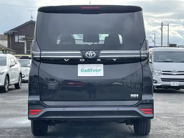 トヨタ ヴォクシー ハイブリッド S－G 道央・札幌 2025(令7)年 1.1万km グリッターブラックガラスフレーク ４WD/寒冷地仕様/純正ディスプレイオーディオ（ナビ付）/AM/FM/BT/トヨタセーフティセンス/プリクラッシュセーフティ/横滑り防止装置/レーダークルーズコントロール/レーンキープアシスト/パーキングアシスト/プロアクティブドライビングアシスト/パーキングサポートブレーキ/ロードサインアシスト/クリアランスソナー/バックカメラ/ビルトインETC2.0/EVMODE/DRIVEMODE切替/ワイパーデアイサー/片側パワースライドドア/革巻きステアリング/ステアリングリモコン/電動パーキング/ブレーキホールド/プッシュスタート/スマートキー/LEDヘッドライト/オートライト/オートハイビーム/ヘッドライトレベライザー/電動格納ミラー/ウィンカーミラー/純正フロアマット/レンタカー登録