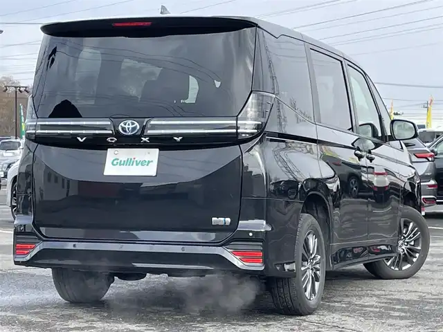 トヨタ ヴォクシー ハイブリッド S－G 道央・札幌 2025(令7)年 1.1万km グリッターブラックガラスフレーク ４WD/寒冷地仕様/純正ディスプレイオーディオ（ナビ付）/AM/FM/BT/トヨタセーフティセンス/プリクラッシュセーフティ/横滑り防止装置/レーダークルーズコントロール/レーンキープアシスト/パーキングアシスト/プロアクティブドライビングアシスト/パーキングサポートブレーキ/ロードサインアシスト/クリアランスソナー/バックカメラ/ビルトインETC2.0/EVMODE/DRIVEMODE切替/ワイパーデアイサー/片側パワースライドドア/革巻きステアリング/ステアリングリモコン/電動パーキング/ブレーキホールド/プッシュスタート/スマートキー/LEDヘッドライト/オートライト/オートハイビーム/ヘッドライトレベライザー/電動格納ミラー/ウィンカーミラー/純正フロアマット/レンタカー登録