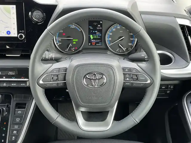 トヨタ ヴォクシー ハイブリッド S－G 道央・札幌 2025(令7)年 1.1万km グリッターブラックガラスフレーク ４WD/寒冷地仕様/純正ディスプレイオーディオ（ナビ付）/AM/FM/BT/トヨタセーフティセンス/プリクラッシュセーフティ/横滑り防止装置/レーダークルーズコントロール/レーンキープアシスト/パーキングアシスト/プロアクティブドライビングアシスト/パーキングサポートブレーキ/ロードサインアシスト/クリアランスソナー/バックカメラ/ビルトインETC2.0/EVMODE/DRIVEMODE切替/ワイパーデアイサー/片側パワースライドドア/革巻きステアリング/ステアリングリモコン/電動パーキング/ブレーキホールド/プッシュスタート/スマートキー/LEDヘッドライト/オートライト/オートハイビーム/ヘッドライトレベライザー/電動格納ミラー/ウィンカーミラー/純正フロアマット/レンタカー登録