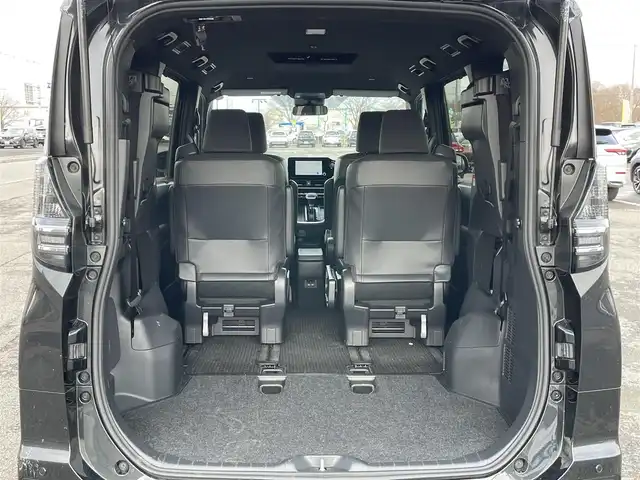 トヨタ ヴォクシー ハイブリッド S－G 道央・札幌 2025(令7)年 1.1万km グリッターブラックガラスフレーク ４WD/寒冷地仕様/純正ディスプレイオーディオ（ナビ付）/AM/FM/BT/トヨタセーフティセンス/プリクラッシュセーフティ/横滑り防止装置/レーダークルーズコントロール/レーンキープアシスト/パーキングアシスト/プロアクティブドライビングアシスト/パーキングサポートブレーキ/ロードサインアシスト/クリアランスソナー/バックカメラ/ビルトインETC2.0/EVMODE/DRIVEMODE切替/ワイパーデアイサー/片側パワースライドドア/革巻きステアリング/ステアリングリモコン/電動パーキング/ブレーキホールド/プッシュスタート/スマートキー/LEDヘッドライト/オートライト/オートハイビーム/ヘッドライトレベライザー/電動格納ミラー/ウィンカーミラー/純正フロアマット/レンタカー登録