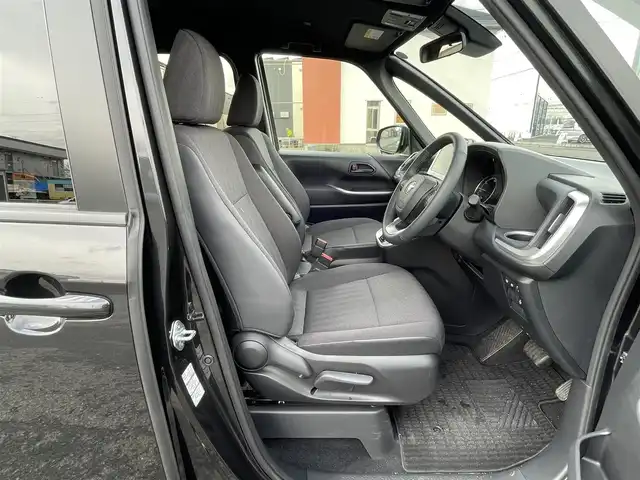 トヨタ ヴォクシー ハイブリッド S－G 道央・札幌 2025(令7)年 1.1万km グリッターブラックガラスフレーク ４WD/寒冷地仕様/純正ディスプレイオーディオ（ナビ付）/AM/FM/BT/トヨタセーフティセンス/プリクラッシュセーフティ/横滑り防止装置/レーダークルーズコントロール/レーンキープアシスト/パーキングアシスト/プロアクティブドライビングアシスト/パーキングサポートブレーキ/ロードサインアシスト/クリアランスソナー/バックカメラ/ビルトインETC2.0/EVMODE/DRIVEMODE切替/ワイパーデアイサー/片側パワースライドドア/革巻きステアリング/ステアリングリモコン/電動パーキング/ブレーキホールド/プッシュスタート/スマートキー/LEDヘッドライト/オートライト/オートハイビーム/ヘッドライトレベライザー/電動格納ミラー/ウィンカーミラー/純正フロアマット/レンタカー登録