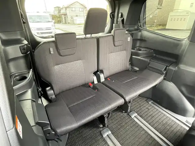 トヨタ ヴォクシー ハイブリッド S－G 道央・札幌 2025(令7)年 1.1万km グリッターブラックガラスフレーク ４WD/寒冷地仕様/純正ディスプレイオーディオ（ナビ付）/AM/FM/BT/トヨタセーフティセンス/プリクラッシュセーフティ/横滑り防止装置/レーダークルーズコントロール/レーンキープアシスト/パーキングアシスト/プロアクティブドライビングアシスト/パーキングサポートブレーキ/ロードサインアシスト/クリアランスソナー/バックカメラ/ビルトインETC2.0/EVMODE/DRIVEMODE切替/ワイパーデアイサー/片側パワースライドドア/革巻きステアリング/ステアリングリモコン/電動パーキング/ブレーキホールド/プッシュスタート/スマートキー/LEDヘッドライト/オートライト/オートハイビーム/ヘッドライトレベライザー/電動格納ミラー/ウィンカーミラー/純正フロアマット/レンタカー登録