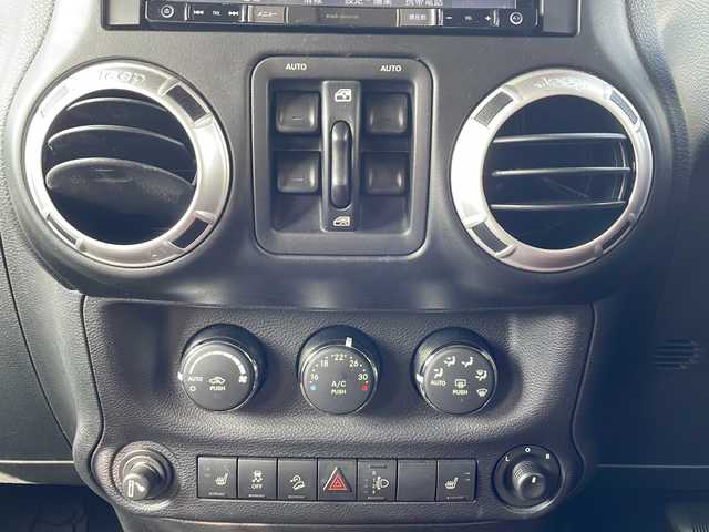 クライスラー・ジープ ジープ ラングラー アンリミテッド ルビコンハードロック 山口県 2016(平28)年 6.3万km 黒 社外メモリナビ/Bluetooth/フルセグTV/バックカメラ/革調シートカバー/リモコンキー/ETC/前席シートヒーター/社外17インチAW/社外サイドステップ/社外テールレンズ/社外エアクリーナー/キセノンライト/フォグライト/オートライト/背面タイヤ/社外ドライブレコーダー/保証書・取説/スペアキー1個