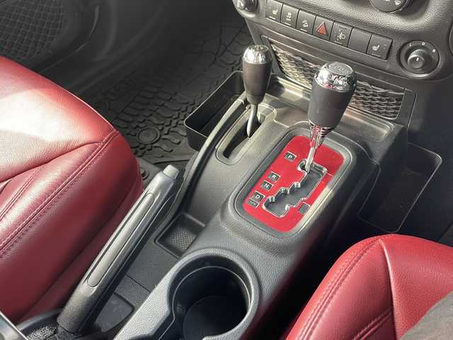 クライスラー・ジープ ジープ ラングラー アンリミテッド ルビコンハードロック 山口県 2016(平28)年 6.3万km 黒 社外メモリナビ/Bluetooth/フルセグTV/バックカメラ/革調シートカバー/リモコンキー/ETC/前席シートヒーター/社外17インチAW/社外サイドステップ/社外テールレンズ/社外エアクリーナー/キセノンライト/フォグライト/オートライト/背面タイヤ/社外ドライブレコーダー/保証書・取説/スペアキー1個