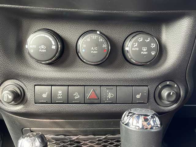 クライスラー・ジープ ジープ ラングラー アンリミテッド ルビコンハードロック 山口県 2016(平28)年 6.3万km 黒 社外メモリナビ/Bluetooth/フルセグTV/バックカメラ/革調シートカバー/リモコンキー/ETC/前席シートヒーター/社外17インチAW/社外サイドステップ/社外テールレンズ/社外エアクリーナー/キセノンライト/フォグライト/オートライト/背面タイヤ/社外ドライブレコーダー/保証書・取説/スペアキー1個