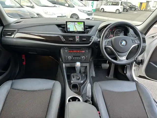 ＢＭＷ Ｘ１ 愛知県 2013(平25)年 4.6万km アルピンホワイトⅢ 社外ポータブルナビ/CD/AM/FM/AUX/ドライブレコーダー（前方）/電動格納ミラー/社外フロアマット/純正18インチAW/ルーフレール/プッシュスタート/横滑り防止機能/キセノンヘッドライト/スマートキー/スペアキー×２/取扱説明書/保証書