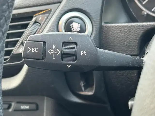 ＢＭＷ Ｘ１ 愛知県 2013(平25)年 4.6万km アルピンホワイトⅢ 社外ポータブルナビ/CD/AM/FM/AUX/ドライブレコーダー（前方）/電動格納ミラー/社外フロアマット/純正18インチAW/ルーフレール/プッシュスタート/横滑り防止機能/キセノンヘッドライト/スマートキー/スペアキー×２/取扱説明書/保証書