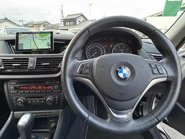 ＢＭＷ Ｘ１ 愛知県 2013(平25)年 4.6万km アルピンホワイトⅢ 社外ポータブルナビ/CD/AM/FM/AUX/ドライブレコーダー（前方）/電動格納ミラー/社外フロアマット/純正18インチAW/ルーフレール/プッシュスタート/横滑り防止機能/キセノンヘッドライト/スマートキー/スペアキー×２/取扱説明書/保証書