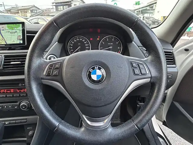 ＢＭＷ Ｘ１ 愛知県 2013(平25)年 4.6万km アルピンホワイトⅢ 社外ポータブルナビ/CD/AM/FM/AUX/ドライブレコーダー（前方）/電動格納ミラー/社外フロアマット/純正18インチAW/ルーフレール/プッシュスタート/横滑り防止機能/キセノンヘッドライト/スマートキー/スペアキー×２/取扱説明書/保証書