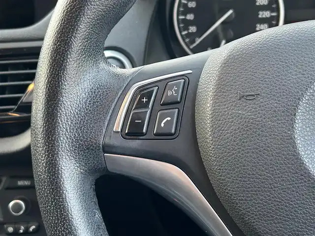 ＢＭＷ Ｘ１ 愛知県 2013(平25)年 4.6万km アルピンホワイトⅢ 社外ポータブルナビ/CD/AM/FM/AUX/ドライブレコーダー（前方）/電動格納ミラー/社外フロアマット/純正18インチAW/ルーフレール/プッシュスタート/横滑り防止機能/キセノンヘッドライト/スマートキー/スペアキー×２/取扱説明書/保証書