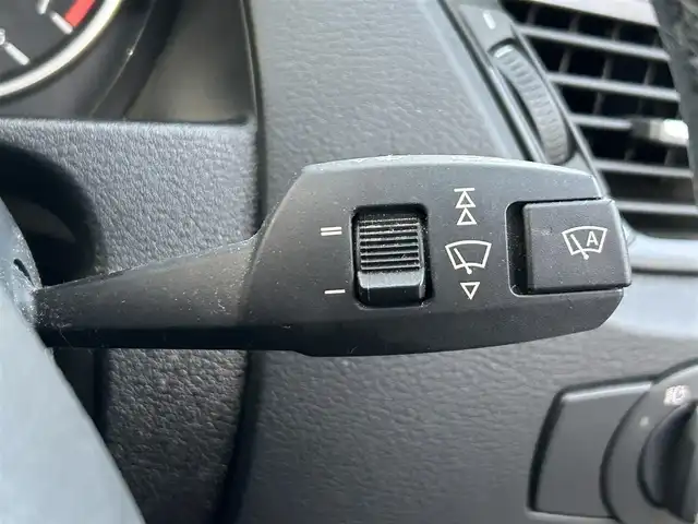 ＢＭＷ Ｘ１ 愛知県 2013(平25)年 4.6万km アルピンホワイトⅢ 社外ポータブルナビ/CD/AM/FM/AUX/ドライブレコーダー（前方）/電動格納ミラー/社外フロアマット/純正18インチAW/ルーフレール/プッシュスタート/横滑り防止機能/キセノンヘッドライト/スマートキー/スペアキー×２/取扱説明書/保証書