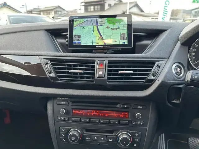 ＢＭＷ Ｘ１ 愛知県 2013(平25)年 4.6万km アルピンホワイトⅢ 社外ポータブルナビ/CD/AM/FM/AUX/ドライブレコーダー（前方）/電動格納ミラー/社外フロアマット/純正18インチAW/ルーフレール/プッシュスタート/横滑り防止機能/キセノンヘッドライト/スマートキー/スペアキー×２/取扱説明書/保証書