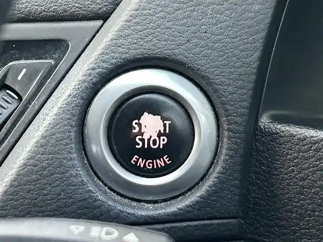 ＢＭＷ Ｘ１ 愛知県 2013(平25)年 4.6万km アルピンホワイトⅢ 社外ポータブルナビ/CD/AM/FM/AUX/ドライブレコーダー（前方）/電動格納ミラー/社外フロアマット/純正18インチAW/ルーフレール/プッシュスタート/横滑り防止機能/キセノンヘッドライト/スマートキー/スペアキー×２/取扱説明書/保証書