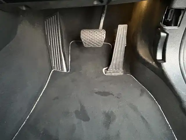 ＢＭＷ Ｘ１ 愛知県 2013(平25)年 4.6万km アルピンホワイトⅢ 社外ポータブルナビ/CD/AM/FM/AUX/ドライブレコーダー（前方）/電動格納ミラー/社外フロアマット/純正18インチAW/ルーフレール/プッシュスタート/横滑り防止機能/キセノンヘッドライト/スマートキー/スペアキー×２/取扱説明書/保証書