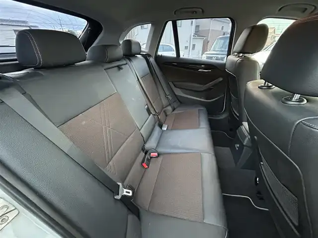 ＢＭＷ Ｘ１ 愛知県 2013(平25)年 4.6万km アルピンホワイトⅢ 社外ポータブルナビ/CD/AM/FM/AUX/ドライブレコーダー（前方）/電動格納ミラー/社外フロアマット/純正18インチAW/ルーフレール/プッシュスタート/横滑り防止機能/キセノンヘッドライト/スマートキー/スペアキー×２/取扱説明書/保証書