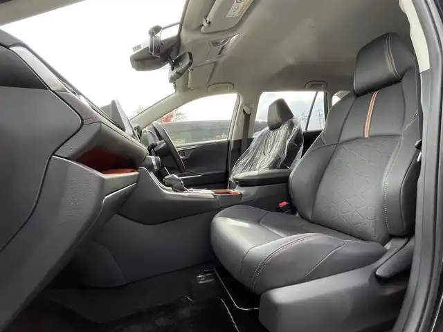 トヨタ ＲＡＶ４ ハイブリッド アドベンチャー 大阪府 2022(令4)年 3.1万km アティチュードブラックマイカ トヨタセーフティセンス　/純正ナビ　/　ＴＶ／Ｂｌｕｅｔｏｏｔｈ／ＣＤ／ＤＶＤ　/バックカメラ　/追従型クルーズコントロール　/MTモード付AT　/ＢＳＭ　/ステアリングヒーター　/メモリ付きパワーシート　/  シートヒーター/エアーシート　/コーナーセンサー　/ETC /ドライブレコーダー　/純正フロアマット　