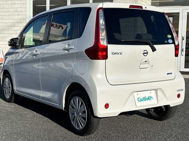 日産 デイズ X Vセレ +SeftyⅡ 千葉県 2015(平27)年 6.8万km ホワイトパール 純正メモリナビ【MC314D-W】/フルセグTV/DVD/CD/Bluetooth/アラウンドビューモニター/バックカメラ/衝突軽減ブレーキ/アイドリングストップ/純正フロアマット/スマートキー/パンク修理キット/取扱説明書