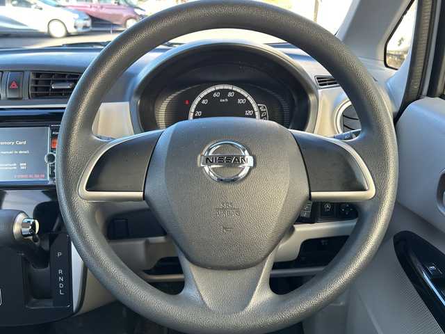 日産 デイズ X Vセレ +SeftyⅡ 千葉県 2015(平27)年 6.8万km ホワイトパール 純正メモリナビ【MC314D-W】/フルセグTV/DVD/CD/Bluetooth/アラウンドビューモニター/バックカメラ/衝突軽減ブレーキ/アイドリングストップ/純正フロアマット/スマートキー/パンク修理キット/取扱説明書