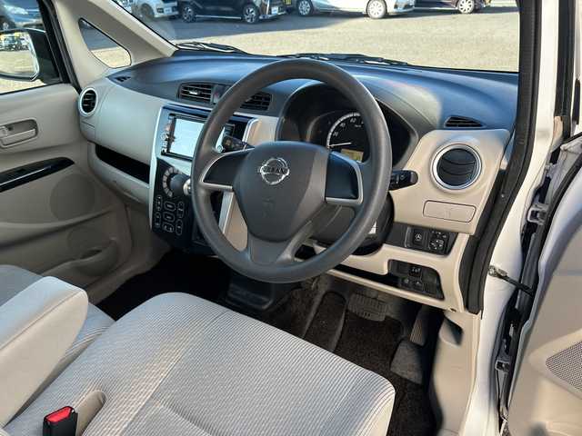 日産 デイズ X Vセレ +SeftyⅡ 千葉県 2015(平27)年 6.8万km ホワイトパール 純正メモリナビ【MC314D-W】/フルセグTV/DVD/CD/Bluetooth/アラウンドビューモニター/バックカメラ/衝突軽減ブレーキ/アイドリングストップ/純正フロアマット/スマートキー/パンク修理キット/取扱説明書