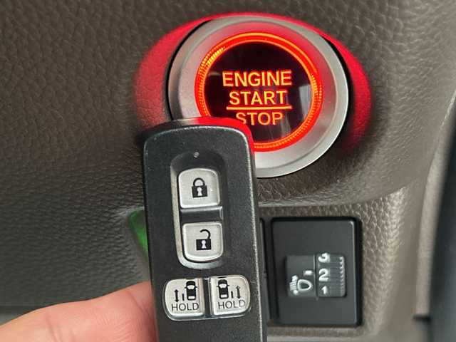 ホンダ Ｎ ＢＯＸ L 大阪府 2024(令6)年 0.6万km プレミアムサンライトホワイトパール 社外ナビ(BT/CD/DVD/USB/SD/フルセグ)/バックカメラ/衝突被害軽減システム/レーンキープアシスト/コーナーセンサー/アダクティブクルーズコントロール/オートライト/オートマチックハイビーム/シートヒーター/純正フロアマット/両側パワースライドドア/アイドリングストップ/ベンチシート/フルフラットシート/チップアップシート/スペアキー×1/LEDヘッドライト