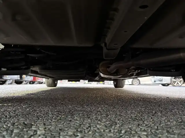 トヨタ ヴォクシー ハイブリッド V 千葉県 2014(平26)年 6.5万km ブラッキッシュアゲハガラスフレーク フリップダウンモニター/バックカメラ/ETC/USB入力端子/両側パワースライドドア/クルーズコントロール/シートヒータ―/純正15インチAW/純正フロアマット/スマートキー