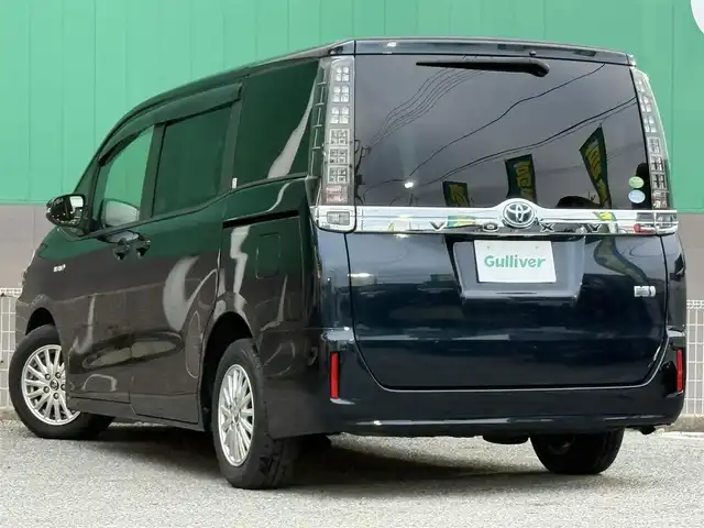 トヨタ ヴォクシー ハイブリッド V 千葉県 2014(平26)年 6.5万km ブラッキッシュアゲハガラスフレーク フリップダウンモニター/バックカメラ/ETC/USB入力端子/両側パワースライドドア/クルーズコントロール/シートヒータ―/純正15インチAW/純正フロアマット/スマートキー