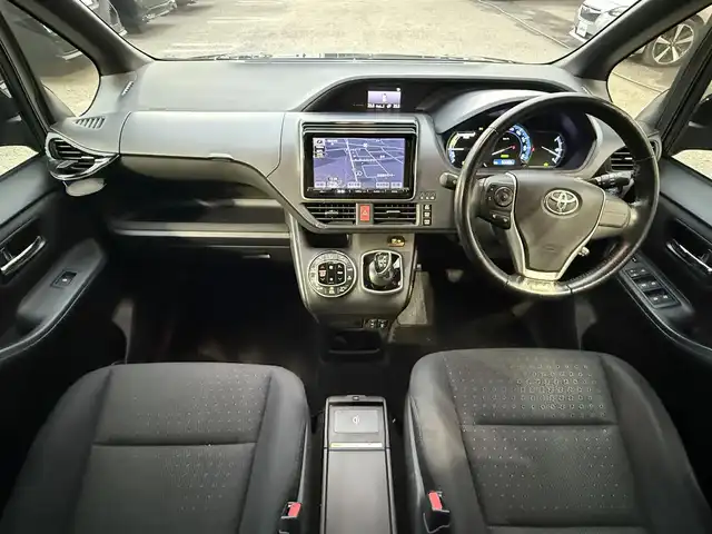 トヨタ ヴォクシー ハイブリッド V 千葉県 2014(平26)年 6.5万km ブラッキッシュアゲハガラスフレーク フリップダウンモニター/バックカメラ/ETC/USB入力端子/両側パワースライドドア/クルーズコントロール/シートヒータ―/純正15インチAW/純正フロアマット/スマートキー