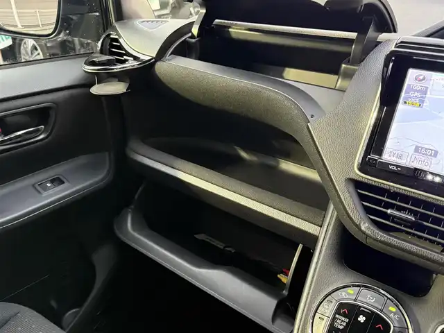 トヨタ ヴォクシー ハイブリッド V 千葉県 2014(平26)年 6.5万km ブラッキッシュアゲハガラスフレーク フリップダウンモニター/バックカメラ/ETC/USB入力端子/両側パワースライドドア/クルーズコントロール/シートヒータ―/純正15インチAW/純正フロアマット/スマートキー