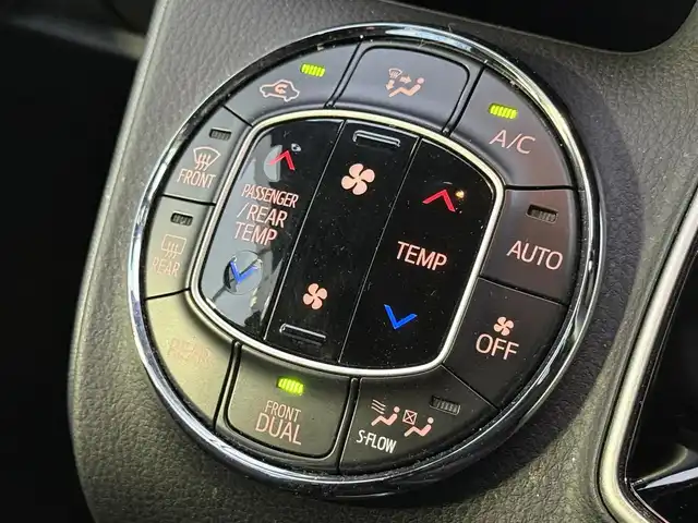 トヨタ ヴォクシー ハイブリッド V 千葉県 2014(平26)年 6.5万km ブラッキッシュアゲハガラスフレーク フリップダウンモニター/バックカメラ/ETC/USB入力端子/両側パワースライドドア/クルーズコントロール/シートヒータ―/純正15インチAW/純正フロアマット/スマートキー