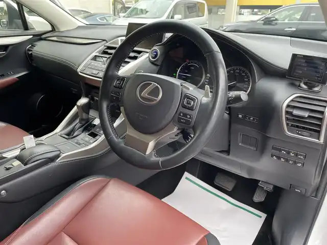 レクサス ＮＸ 300h Iパッケージ 和歌山県 2014(平26)年 11.8万km ソニッククォーツ 純正ナビ/（AM/FM/DVD/CD/USB/Bluetooth/フルセグTV/AUX）/パノラミックビューモニター/プリクラッシュセーフティ/レーンディパーチャーアシスト/レーダークルーズコントロール/レザーシート/D/Nパワーシート/D/Nシートヒーター/ステアリングヒーター/パワーバックドア/ブラインドスポットモニター/パワーシート/電動パーキングブレーキ/オートホールド機能/スマートキー/カードキー有/取説、保証書
