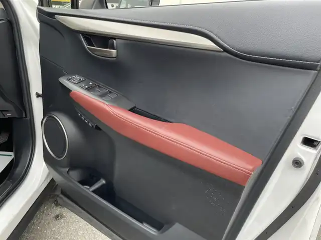 レクサス ＮＸ 300h Iパッケージ 和歌山県 2014(平26)年 11.8万km ソニッククォーツ 純正ナビ/（AM/FM/DVD/CD/USB/Bluetooth/フルセグTV/AUX）/パノラミックビューモニター/プリクラッシュセーフティ/レーンディパーチャーアシスト/レーダークルーズコントロール/レザーシート/D/Nパワーシート/D/Nシートヒーター/ステアリングヒーター/パワーバックドア/ブラインドスポットモニター/パワーシート/電動パーキングブレーキ/オートホールド機能/スマートキー/カードキー有/取説、保証書